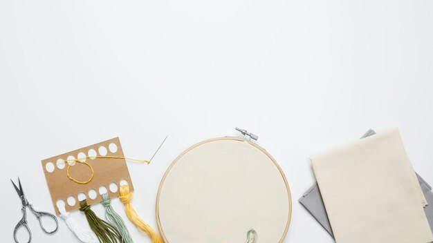 Pequeñas muestras de bordado colgadas